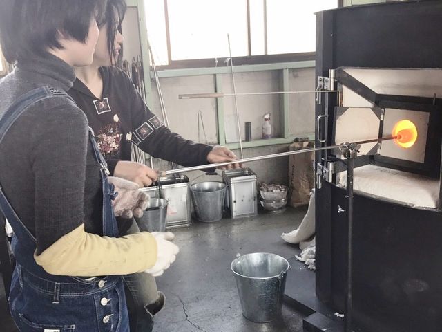 冷めたら焼き戻して軟らかくします。_花宵ガラス工房