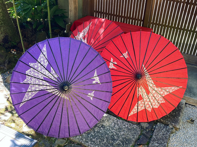 夏の暑い日には日傘の貸し出しもあります_茶道体験 弦庵