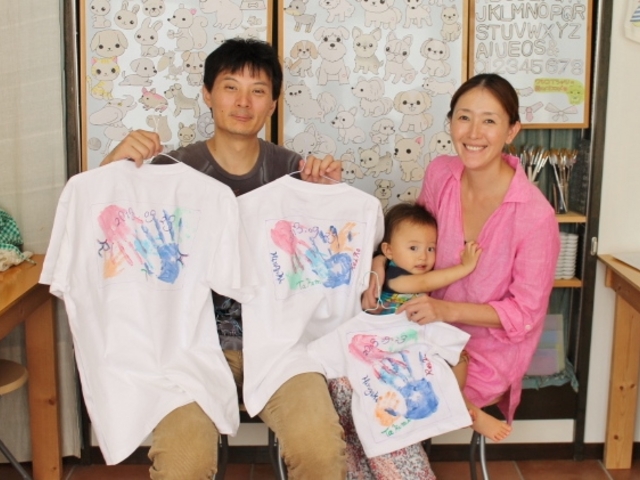 手形なら赤ちゃんも一緒に楽しめます_手描きTシャツ工房チロル