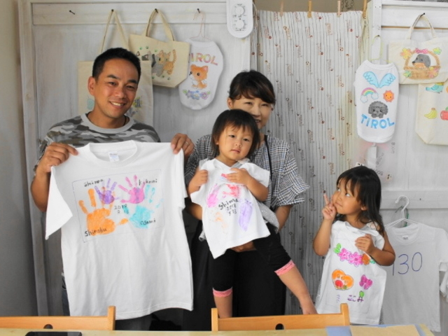家族みんなで参加してTシャツ作りを楽しめます_手描きTシャツ工房チロル