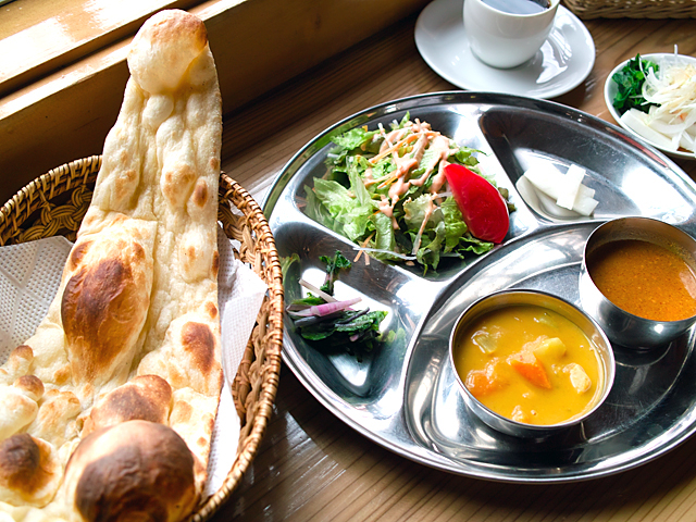園内附属レストランではインド・ネパール料理がメイン。_モナの丘