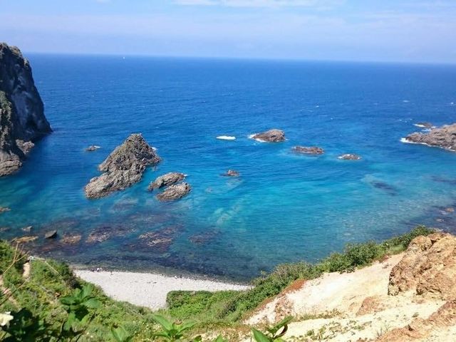 積丹半島の島武意海岸は透明度も高く「日本の渚百選」にも選ばれ、まさしく積丹ブルーの綺麗な海岸です。_北海道小樽観光個人はなタクシー