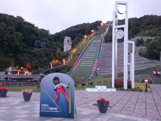札幌大倉山シャンツェ(ジャンプ競技場)リフトに乗って展望台まで行きますとジャンプの臨場感が味わえますよ。_北海道小樽観光個人はなタクシー
