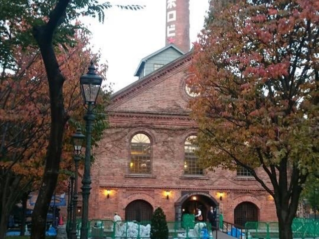 札幌ビール園は博物館見学や、ジンギスカンなど美味しく食べれるレストランがあり、ここのジンギスカン鍋は北海道の形をしています。_北海道小樽観光個人はなタクシー