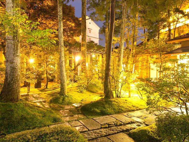 苔が美しい日本庭園。夜はライトアップされ散策もできます_粟津温泉 法師