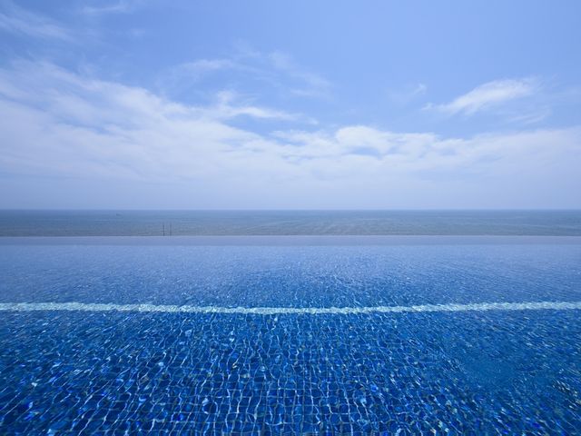 海と空と溶け込むようにデザインされたインフィニティプール_大磯プリンスホテル THERMAL SPA S.WAVE