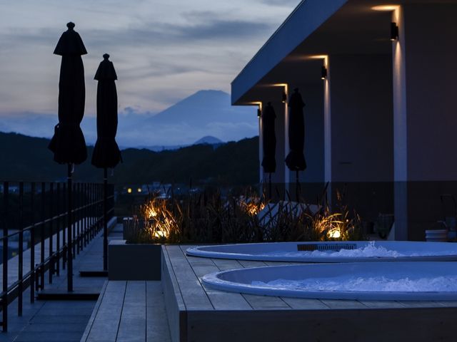 夕暮れのジェットバスと富士山_大磯プリンスホテル THERMAL SPA S.WAVE