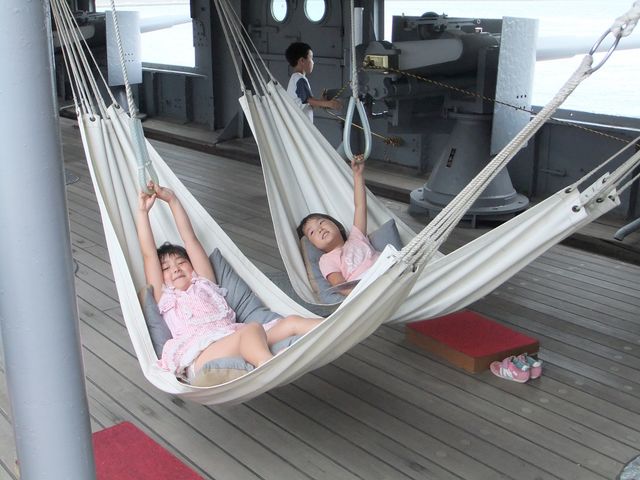 夏休みこどもミュージアムでのハンモック体験_記念艦「三笠」