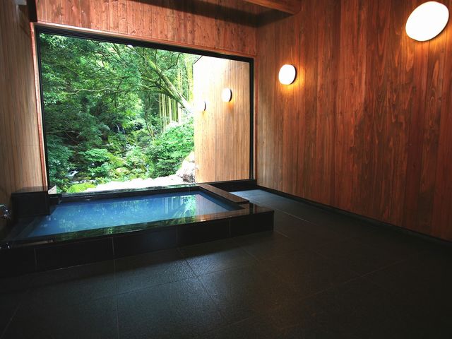 立ち寄り湯「残響の湯」目の前に川が流れ眼と音とハーブの香りに癒される。_レストハウス 森のしらべ/アクティビティプラネット雲仙