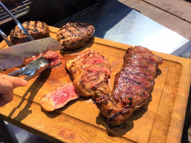 塊肉のカット_BBQ Lounge CRIB