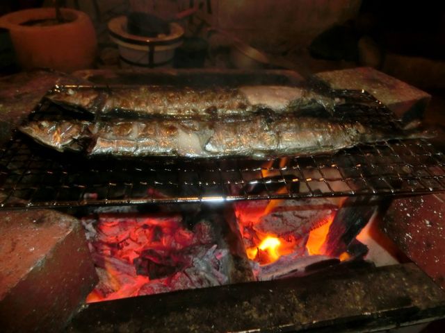 屋根付きの土間で七輪も使えます。秋刀魚を焼く_古民家の宿 金木