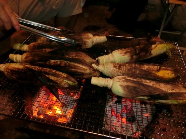 屋根付きの土間で七輪も使えます。とうもろこしを焼く_古民家の宿 金木