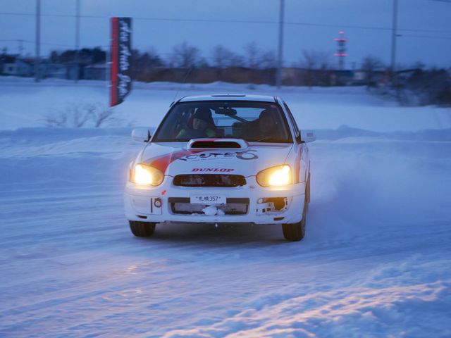 コースに対して横向きに走行しています(';')_サムライ雪上ドリフト