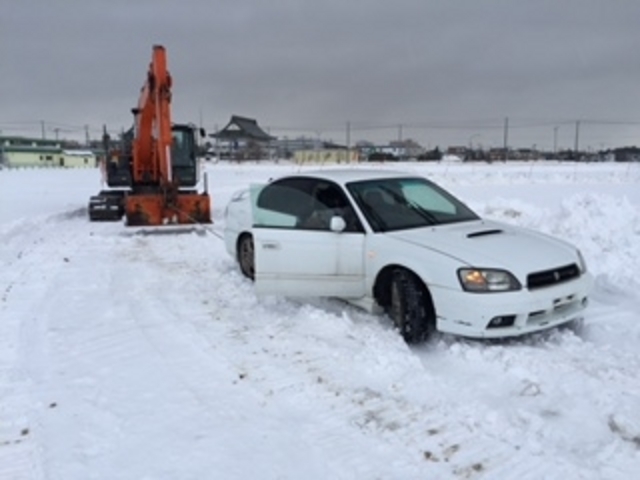 コースアウトしましたら重機で引っ張り出します_サムライ雪上ドリフト