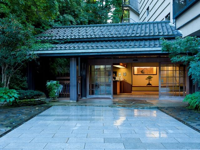 「ようこそ吉田屋山王閣」へ。閑静な佇まいの正面玄関。_吉田屋山王閣