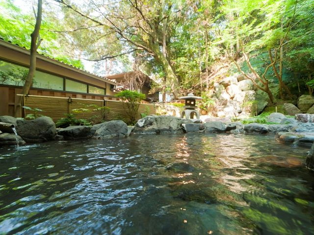 1階の露天風呂。朝湯の時間には清々しい陽光が射しこみ、爽やかな目覚めへと誘います。_吉田屋山王閣