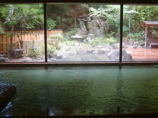 1階大浴場。広々とした空間とガラス越しに映る外の景色が人気です。どうぞ、ごゆるりとお寛ぎ下さいませ。_吉田屋山王閣