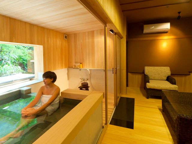源泉貸切風呂『和楽』。外から吹き込んでくるマイナスイオンたっぷりの空気を浴びてリフレッシュ!_吉田屋山王閣