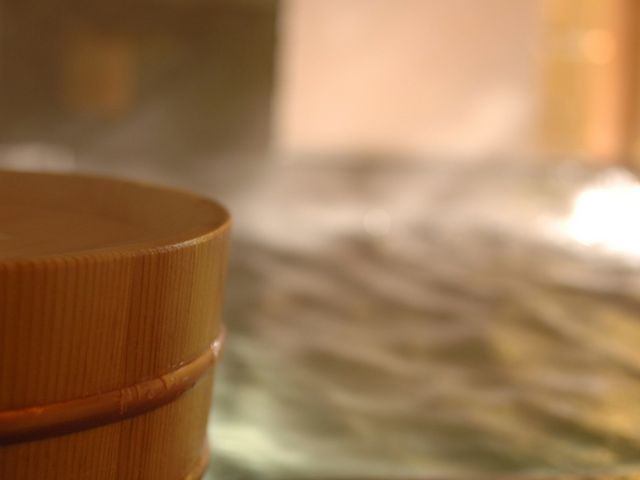 山代温泉随一の豊富な温泉を持つ当館ならではの源泉掛け流しの露天風呂をぜひお楽しみ下さい。_吉田屋山王閣