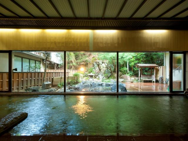 1階の大浴場。ガラスの外には庭園と池に見立てられた源泉かけ流しの露天風呂もございます。_吉田屋山王閣