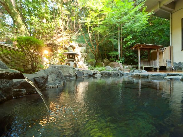 1階の露天風呂。朝湯の時間には清々しい陽光が射しこみ、爽やかな目覚めへと誘います。_吉田屋山王閣