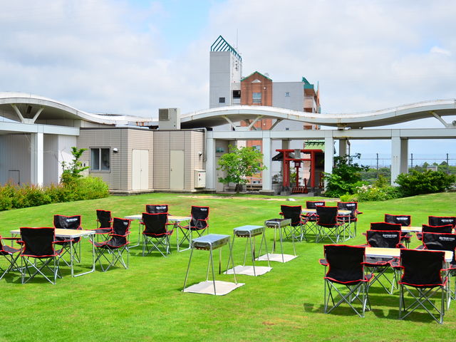 御席は芝生エリアを利用。日差しの強い日は日よけのタープテントの設置_出張BBQ満福富山