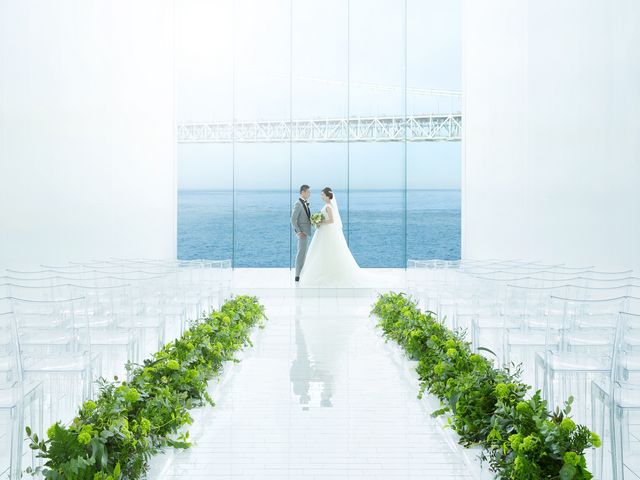 まるで新郎新婦が海に浮いているように見えるチャペル。誓いが響き渡るチャペルはふたりの純粋な想いを映し出したような青く澄みきった空と碧い海がふたりを祝福します_ホテルセトレ
