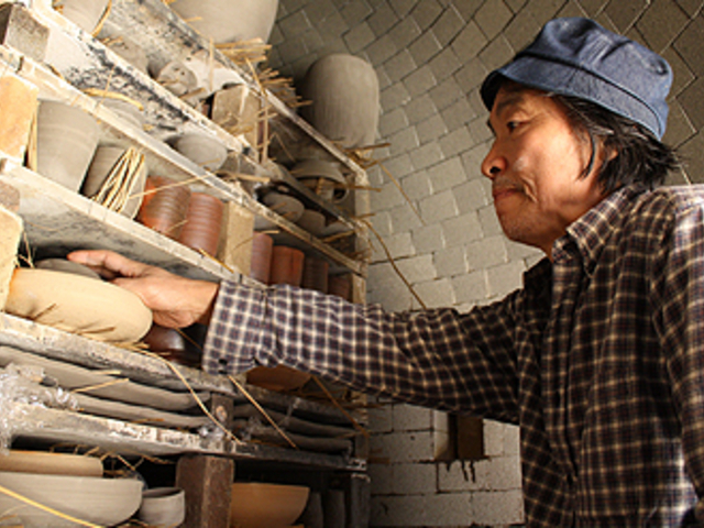 登り窯での窯出し_東児の花窯工房