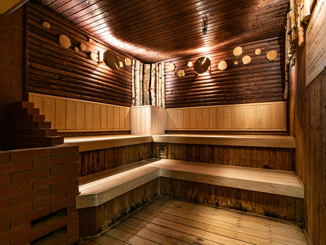 サウナは白樺の木と檜の座面で香り豊かに_プレミアホテル-CABIN-帯広