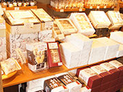 いっぷくせんべい半月庵 加西店の写真1