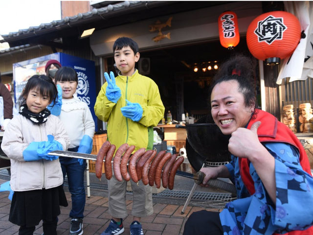こんなに沢山鹿フランクを刺すと、流石に重たいでござる!!お肉は皆で協力して焼くべし!!それがBBQ城の掟であり、美味しく食べる秘訣でござる!!_BBQ城