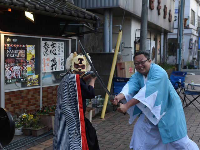 BBQをする時は、山賊に注意でござる!
泣く子も黙る、山賊の虎影から、お肉を守るでござる(笑)必ず、用心棒の先生を雇ってから参加するでござるよ!!_BBQ城