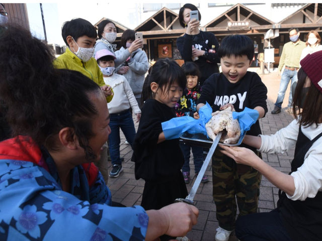 肉本流の焼き鳥でござる!!BBQ侍専用の刀型串に、丸鳥を刺して豪快に焼き上がる!!皮がパリッと焼けて大変美味でござる!思い出にも残るでござるよ!!_BBQ城