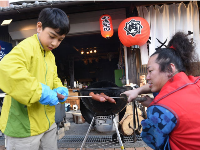 若君が刺しているのは、我が藩で捕れた鹿肉のフランクでござる!!大きな鹿フランクを、刀型の串に刺して、炭火or焚き火の炎で焼くでござる!!_BBQ城