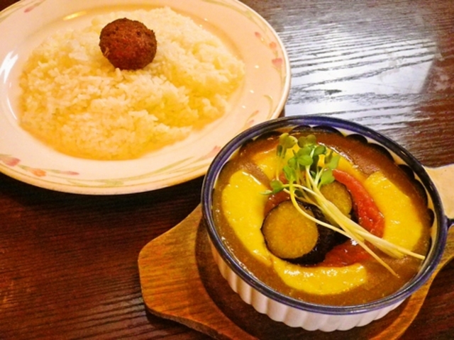 カレーハウス 華麗亭の写真1