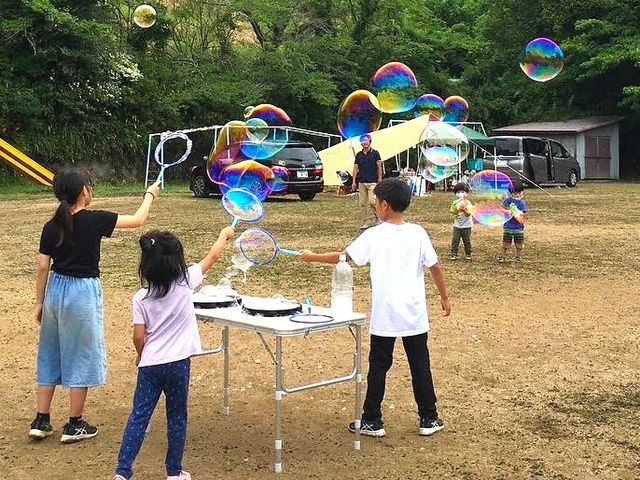 大きなしゃぼん玉つくり器で遊べます。しゃぼん玉液つくりも体験。_福知山 里キャンプ場