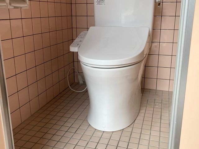 トイレは男女別々の入口で、安心のシャワートイレ完備。_福知山 里キャンプ場