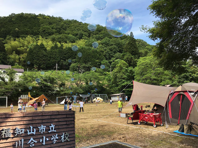 旧小学校がそのままキャンプ場に。子どもさんに目が届きやすく安心です。やさいの収穫体験や昆虫採集もできます。_福知山 里キャンプ場