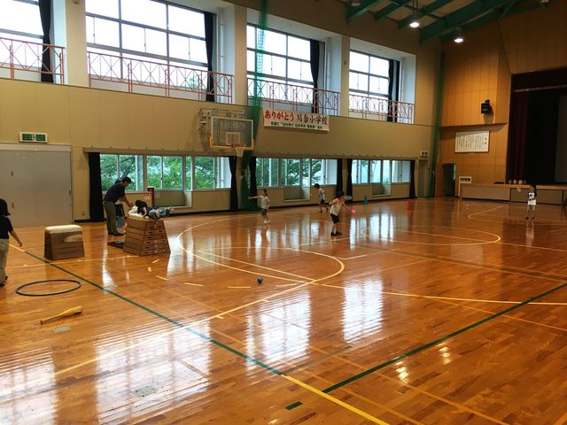 きれいな体育館でバスケ、ドッジボール、卓球、バドミントン、ミニ野球などができ、雨の日でも遊び放題!_福知山 里キャンプ場