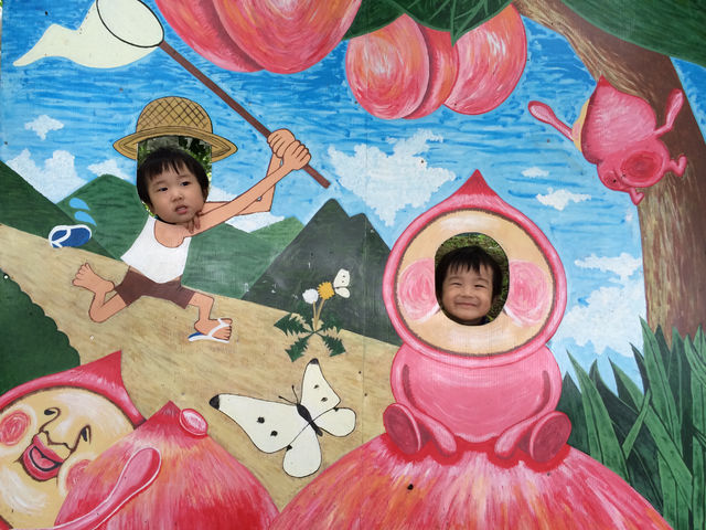 園長手書きの顔はめパネルもあるよ!
誰が1番似合うかな?_西川農園