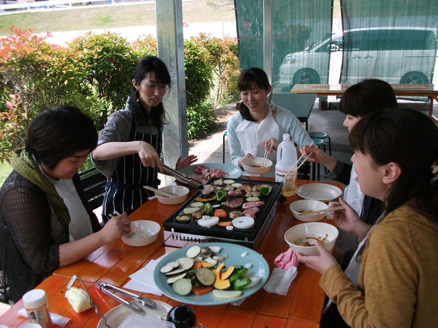 BBQ場は屋根がついておりますので雨が降っても安心してBBQしていただけます。_岡崎高原ファミリーゴルフ