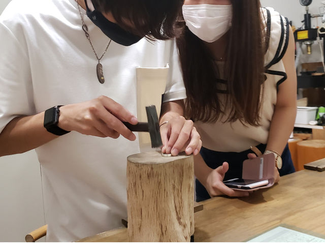 金づちを使って指輪の側面に模様をつけていきます。
指を叩かないように気をつけてくださいね!_MATEI