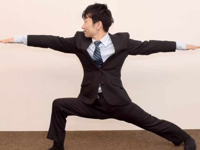 ビジネスマンやオフィスワーカーの肩こり腰痛対策にヨガを活かしましょう_メンズmoヨガ