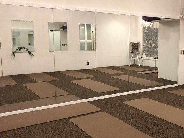 落ち着いたスタジオでお仕事の疲れを癒しましょう_メンズmoヨガ