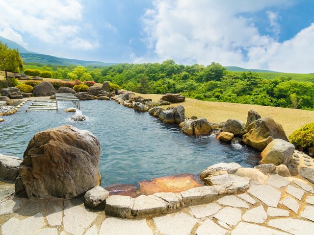 草原の中の露天風呂「絶景鼻の湯」_黒川温泉 瀬の本高原ホテル