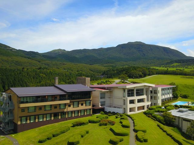瀬の本高原の中に建つホテルです_黒川温泉 瀬の本高原ホテル