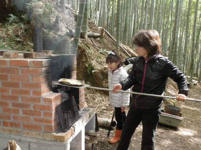 ピザ窯でピザ焼き_NPO法人加茂女