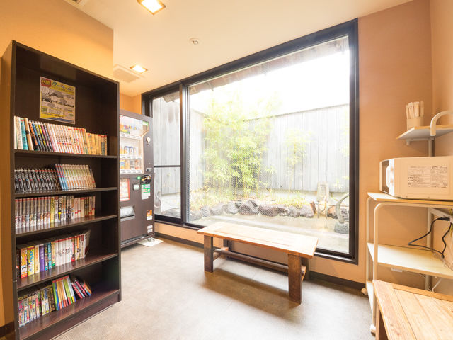 貸本コーナーもあります。お子様の絵本、マンガから小説まで♪ご自由にご覧下さい♪_堂島川温泉 天神の湯 ドーミーイン梅田東