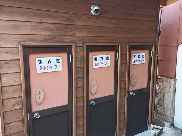 シャワー室は3部屋あるので焦らずシャワーできます!_かまい海岸シーカヤッククラブ