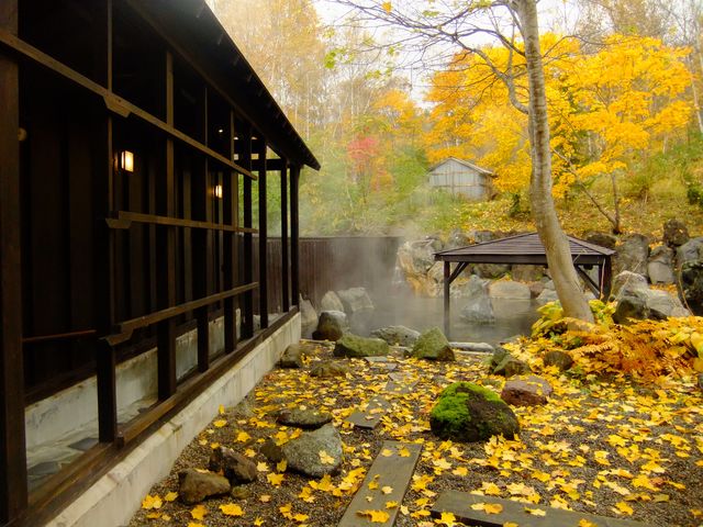 紅葉を楽しめる秋の露天風呂♪_ニセコアンヌプリ温泉 湯心亭